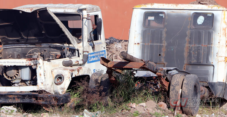 Camiones que fueron utilizados por el municipio, totalmente desmantelados.