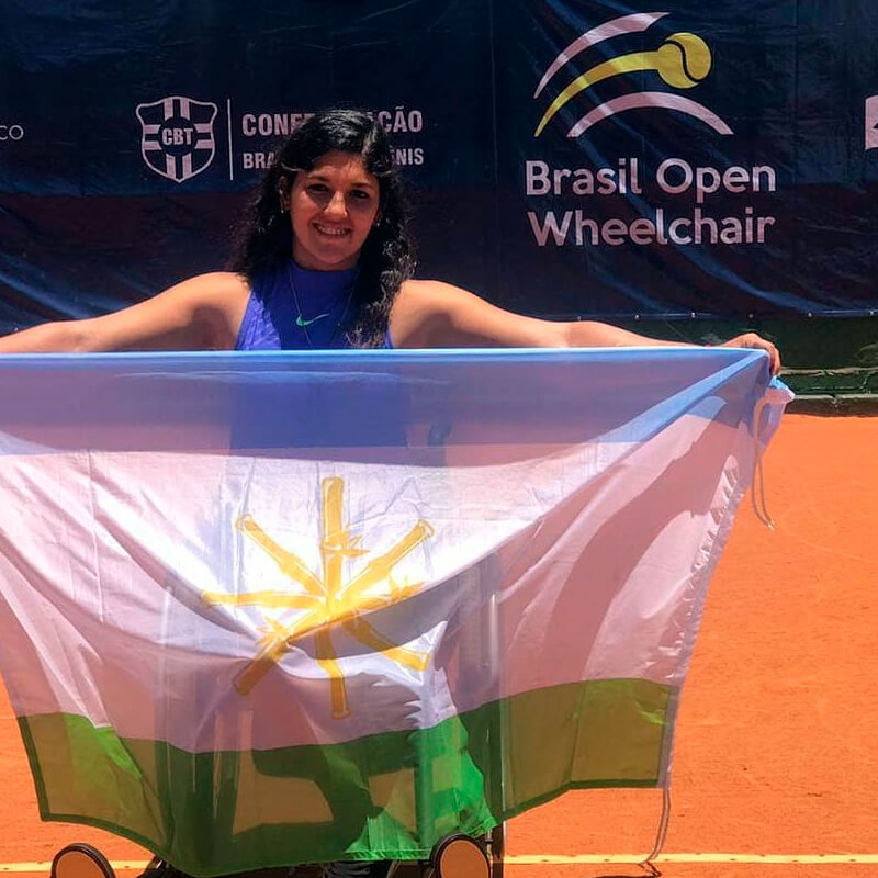 Florencia Moreno con la bandera de Cañuelas