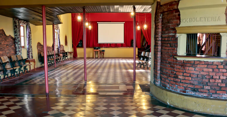 Interior Cine Club Colón Roque Pérez