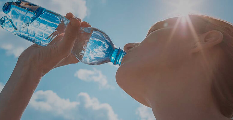 Beber mucha agua reduce las probabilidades de un golpe de calor.