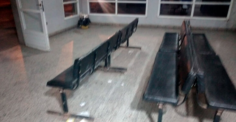 La sala de espera de la terminal de ómnibus está destruida