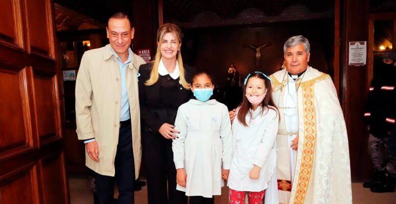 Arrieta, Fassi y el padre Ramón Costilla junto a alumnos de escuelas primarias.