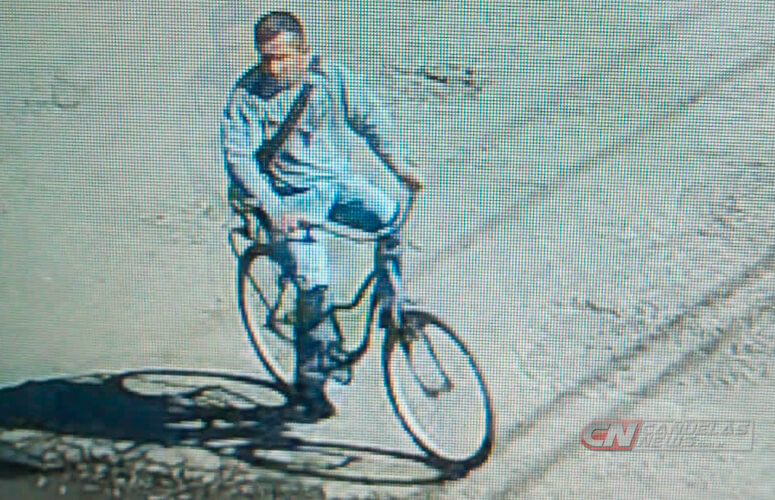 Romero huyendo en su bicicleta tras el femicidio