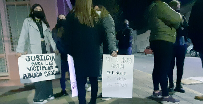 Protesta en contra de un kinesiologo por abuso
