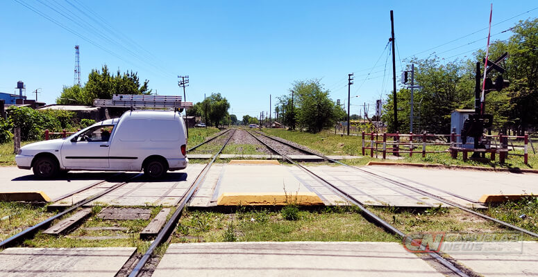 Cruce ferroviario en Azcuénaga y calle Vicente Casares.