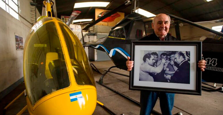 "Pirincho" Cicaré mostrando una foto junto a Juan Manuel Fangio