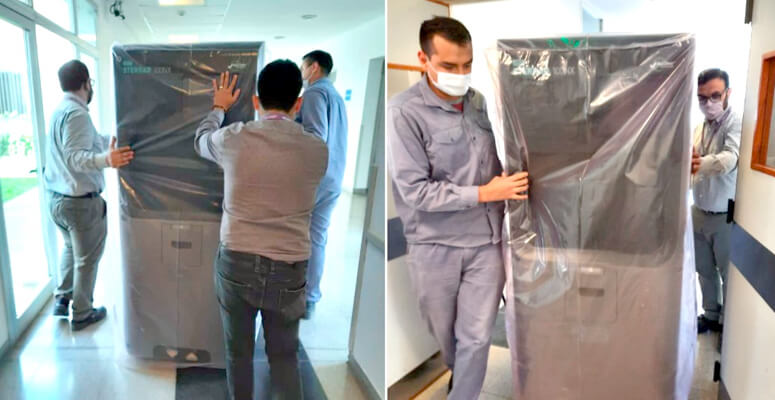 Operarios recibiendo el nuevo equipo de esterilización en el Hospital Regional de Cañuelas