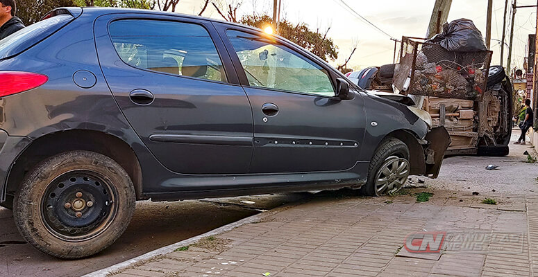 Accidente frente a Plaza Belgrano Peugeot