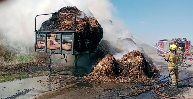 Incendio de camión cargado con fardos de pasto