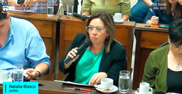 natalia blasco concejal de juntos, presentando el proyecto relacionado a los funcionarios públicos.