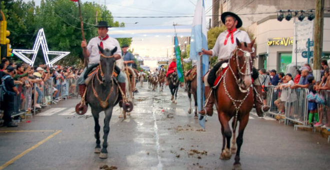 Desfile por el aniversario de Cañuelas