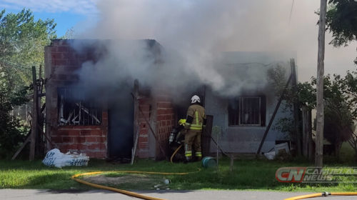 Una vela causó un voraz incendio que destruyó por completo una vivienda