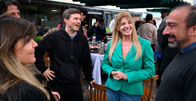 Augusto Costa junto a Marisa Fassi en Uribelarrea junto a productores de vino.