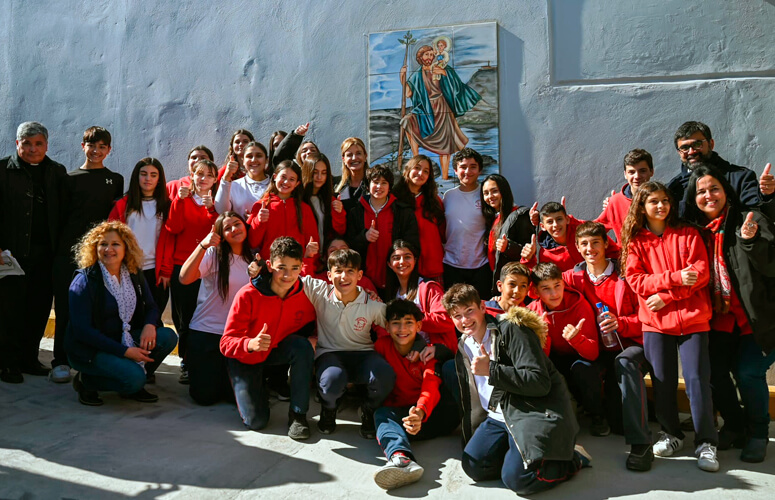 Alumnos y directivos del Colegio Santa María, quienes participaron de la elección del paso bajo nivel San Cristóbal