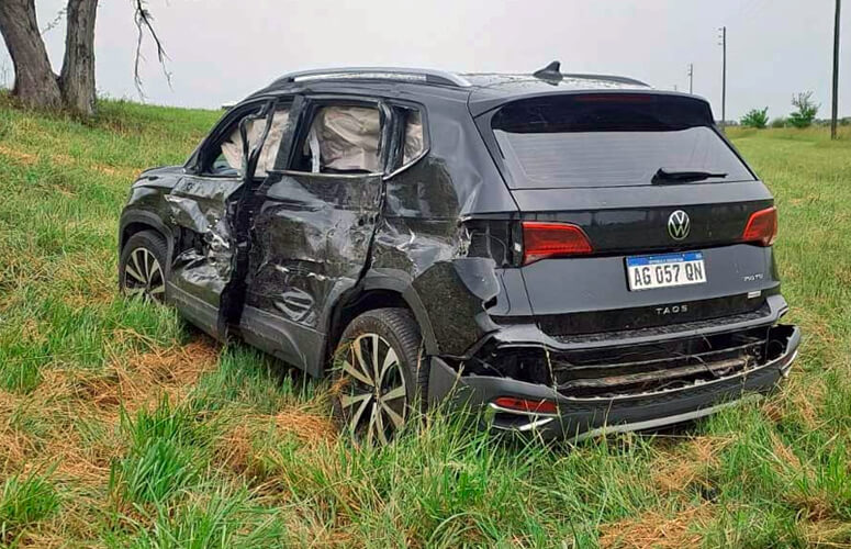 El VW Taos fue golpeado sobre su lateral izquierdo.