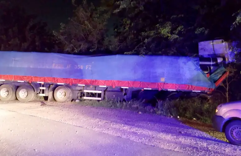 Tras el accidente el camión quedó sobre una zanja.