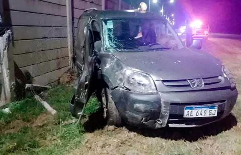 La Peugeot Partner tras el impacto contra un muro.