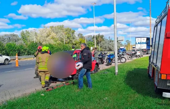 un motociclista murió tras colisionar contra un auto