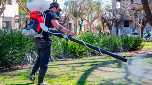 Operativos municipales de fumigación contra el dengue en todo el distrito